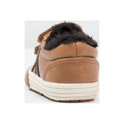 Next CHARACTER STRAP SHOES YOUNGER BOYS Tenisówki i Trampki tan. Brązowe trampki dziewczęce Next, ze skóry ekologicznej. Za 129,00 zł.