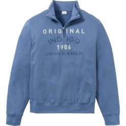 Bluza ze stójką bonprix niebieski dżins z nadrukiem. Niebieskie bluzy męskie bonprix, s, z nadrukiem, ze stójką, bez rękawów, bez kaptura. Za 69,99 zł.