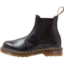 Dr. Martens 2976 CHELSEA Botki black. Czarne botki damskie skórzane marki Dr. Martens, klasyczne. Za 699,00 zł.