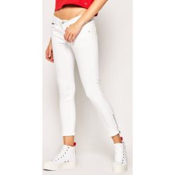 Jeansy Skinny Fit Tommy Jeans Scarlett Ankle Zip DW0DW08084. Białe jeansy damskie Tommy Jeans, bez wzorów, z jeansu. W wyprzedaży za 309,00 zł.