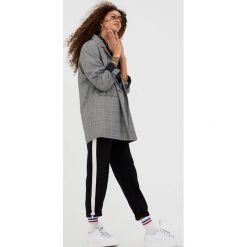 Spodnie joggery z lampasami. Czarne spodnie damskie Pull&Bear. Za 79,90 zł.