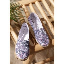 Granatowe Espadryle I Hope I'm Golden. Niebieskie espadryle damskie Renee, bez wzorów, z materiału, bez obcasa, na płaskiej podeszwie. Za 49,99 zł.