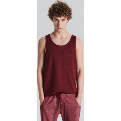 Tank top z kieszenią - Bordowy. Czerwone t-shirty męskie Cropp, s, bez wzorów, bez kołnierzyka. Za 24,99 zł.