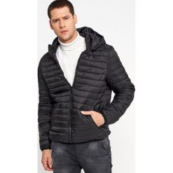 Czarna Kurtka Rhellienne. Czarne kurtki męskie Born2be, xl, bez wzorów. Za 119,99 zł.