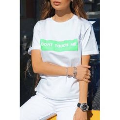Bluzka damska HAMILA WHITE. Białe bluzki damskie IVET, z napisami, z jeansu, bez kołnierzyka. W wyprzedaży za 29,00 zł.