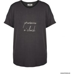 T-shirt SOPHIE prosecco o'clock. Czarne bluzki damskie Pakamera, z haftami, z materiału, klasyczne, z klasycznym kołnierzykiem. Za 169,00 zł.