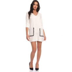 Sukienka "Kacy" w kolorze białym. Białe sukienki damskie Scarlet Jones, s, bez wzorów, bez kołnierzyka, bez rękawów, mini. W wyprzedaży za 119,95 zł.