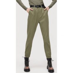 Spodnie chino z paskiem - Khaki. Brązowe spodnie damskie Cropp, bez wzorów. Za 89,99 zł.