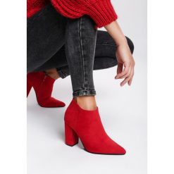 Czerwone Botki Surrey Quays. Czerwone botki damskie Renee, eleganckie, przed kostkę, na wysokim obcasie, na obcasie, na zamek. Za 119,99 zł.