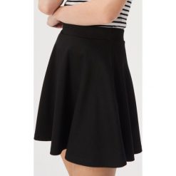 Rozkloszowana spódnica basic - Czarny. Czarne spódniczki damskie Sinsay, s, bez wzorów, rozkloszowane. Za 29,99 zł.