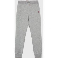 Tommy Hilfiger - Spodnie dziecięce 128-164 cm. Szare spodnie chłopięce TOMMY HILFIGER, bez wzorów, z bawełny. W wyprzedaży za 149,90 zł.