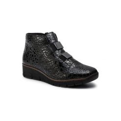 RIEKER 53793-45 Czarny. Czarne botki damskie Rieker, ze skóry ekologicznej, bez obcasa, bez zapięcia. Za 249,99 zł.
