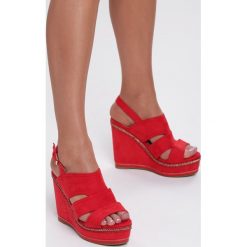 Czerwone Sandały Shades Of Me. Czerwone koturny damskie Inny, bez obcasa, na koturnie, bez zapięcia. Za 49,99 zł.