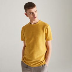 T-shirt ze strukturalnej dzianiny - Żółty. Żółte t-shirty męskie Reserved, s, bez wzorów, z dzianiny, bez kołnierzyka. Za 59,99 zł.