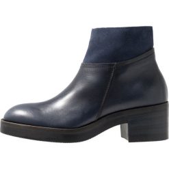Lilimill Ankle boot tinta. Niebieskie botki damskie na zamek lilimill, z materiału. Za 589,00 zł.