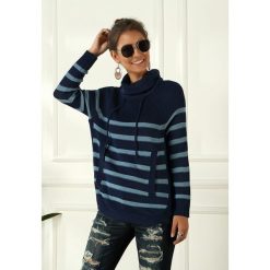 Sweter w kolorze niebieskim. Niebieskie swetry damskie Swetry na chłodne dni, bez wzorów, bez rękawów, bez kaptura. W wyprzedaży za 119,95 zł.