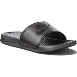 Klapki NIKE - Benassi Jdi Metallic Qs AA4149 001 Metallic Black/Black. Szare klapki damskie Nike, z materiału. W wyprzedaży za 129,00 zł.