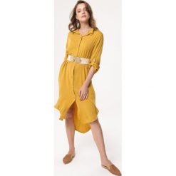 Żółta, oversizowa szmizjerka midi. Brązowe sukienki damskie Born2be, s, w paski, z asymetrycznym kołnierzem, z krótkim rękawem, długie, midi, asymetryczne. Za 109,99 zł.