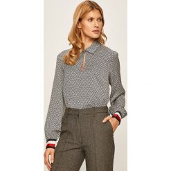Tommy Hilfiger - Bluzka. Białe bluzki damskie TOMMY HILFIGER, na co dzień, bez wzorów, z wiskozy, bez kołnierzyka, z długim rękawem. Za 579,90 zł.