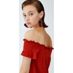 Top z odkrytymi ramionami. Koszulki damskie Pull&Bear, bez wzorów, bez kołnierzyka. Za 49,90 zł.
