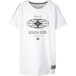 Długi t-shirt Slim Fit bonprix biały z nadrukiem. Białe koszule chłopięce bonprix, z nadrukiem, bez kołnierzyka, z długim rękawem, długie. Za 34,99 zł.