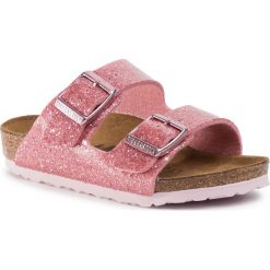 Klapki BIRKENSTOCK - Arizona Kids 1015561 Cosmic Sparkle Old Rose. Różowe sandały dziewczęce Birkenstock, ze skóry, bez zapięcia. Za 169,00 zł.