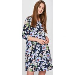 Answear - Sukienka Secret Garden. Różowe sukienki damskie ANSWEAR, na co dzień, s, w kwiaty, z elastanu, casualowe, z okrągłym kołnierzem, bez rękawów, mini, rozkloszowane. W wyprzedaży za 49,90 zł.