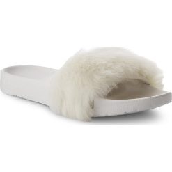 Klapki UGG - W Royale 1018875 W/Wht. Białe klapki damskie Ugg, bez wzorów, ze skóry, bez obcasa. W wyprzedaży za 379,00 zł.