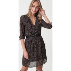 Czarna Sukienka Rognel. Czarne sukienki damskie Born2be, s, w paski, z tkaniny, z falbankami, bez rękawów. Za 99,99 zł.