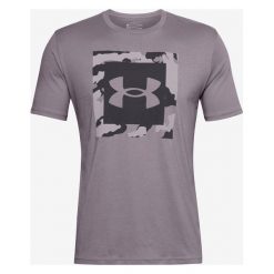 Under Armour Camo Box Logo Koszulka Fioletowy. Fioletowe podkoszulki męskie Under Armour, xxl, z nadrukiem, z bawełny, z krótkim rękawem. Za 119,95 zł.