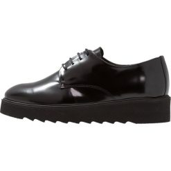 Minelli Oksfordki noir. Czarne półbuty damskie marki Minelli, bez obcasa, na sznurówki. Za 549,00 zł.