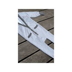 Kardigan-pajacyk - szary. Szare body niemowlęce New kids on the spot, bez wzorów, z bawełny, eleganckie, bez rękawów, bez kaptura. Za 89,00 zł.
