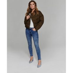 Casualowa kurtka. Brązowe kurtki damskie Top Secret, na lato, bez wzorów, eleganckie, krótkie, bez kaptura. W wyprzedaży za 99,99 zł.