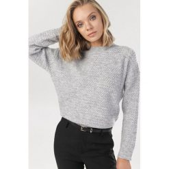 Jasnoszary Sweter Nesaea. Szare swetry damskie Born2be, s, bez wzorów, bez rękawów, bez kaptura. Za 129,99 zł.