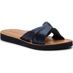Klapki TOMMY HILFIGER - Satin Elevated Beach Sandal FW0FW04014 Midnight 403. Niebieskie klapki damskie TOMMY HILFIGER, bez wzorów, ze skóry, bez obcasa. W wyprzedaży za 139,00 zł.