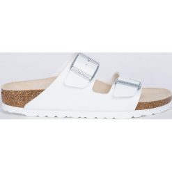 Birkenstock - Klapki Arizona Bs. Białe klapki damskie Birkenstock, bez wzorów, ze skóry, bez obcasa, na obcasie. W wyprzedaży za 239,90 zł.