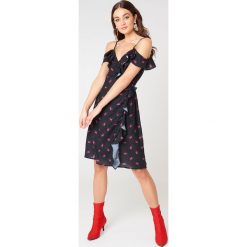 NA-KD Kopertowa sukienka z odkrytymi ramionami - Black,Multicolor. Czarne sukienki na komunię marki NA-KD, z poliesteru, z kopertowym dekoltem, midi, kopertowe. W wyprzedaży za 38,99 zł.