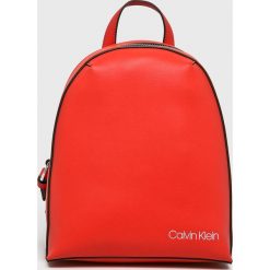 Calvin Klein - Plecak. Pomarańczowe plecaki damskie Calvin Klein, bez wzorów, ze skóry. W wyprzedaży za 449,90 zł.