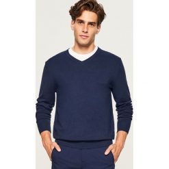 Sweter z dekoltem w serek - Granatowy. Niebieskie swetry klasyczne męskie marki Reserved, l, z dekoltem w serek. Za 79,99 zł.