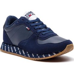 Sneakersy TOMMY JEANS - Casual Sneaker EN0EN00394 Black Iris 431. Niebieskie półbuty damskie Tommy Jeans, na co dzień, bez wzorów, z jeansu, casualowe, bez obcasa, na płaskiej podeszwie, bez zapięcia. W wyprzedaży za 389,00 zł.