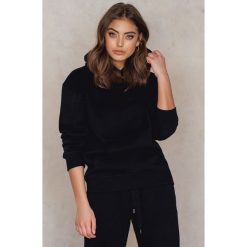 Bluzy polarowe: Vanessa Moe x NA-KD Bluza z kapturem – Black