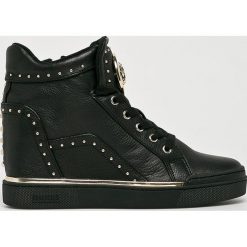 Guess Jeans - Buty. Czarne buty sportowe damskie Guess Jeans, z aplikacjami, z jeansu, sportowe. W wyprzedaży za 549,90 zł.
