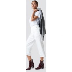 NA-KD Szerokie spodnie - White,Offwhite. Białe spodnie z wysokim stanem NA-KD. Za 121,95 zł.