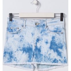 Jeansowe szorty tie die - Niebieski. Niebieskie szorty damskie Sinsay, bez wzorów, z jeansu. Za 79,99 zł.