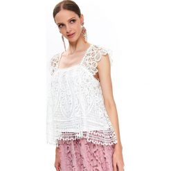 Koronkowa bluzka damska. Białe bluzki damskie Top Secret, w koronkowe wzory, z tkaniny, eleganckie, bez kołnierzyka, bez rękawów. W wyprzedaży za 59,99 zł.