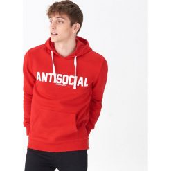 Bluza z napisem - Czerwony. Czerwone bluzy męskie House, s, z napisami. W wyprzedaży za 39,99 zł.
