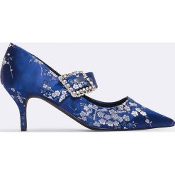 NA-KD Shoes Czółenka na średnim obcasie z ozdobną klamrą - Blue. Niebieskie buty ślubne damskie marki NA-KD Shoes, w kwiaty, z satyny, na średnim obcasie, na obcasie. W wyprzedaży za 60,89 zł.