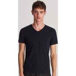 Gładki T-shirt w serek - Czarny. Czarne t-shirty męskie Reserved, s, bez wzorów, z dekoltem w serek. Za 24,99 zł.