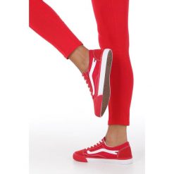 Czerwone trampki sznurowane z ozdobnym suwakiem casu 8213w. Czerwone trampki dziewczęce Casu, bez wzorów, na sznurówki. Za 39,99 zł.