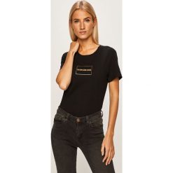 Calvin Klein Jeans - T-shirt. Czarne topy damskie Calvin Klein Jeans, s, bez wzorów, z bawełny, casualowe, z okrągłym kołnierzem. Za 179,90 zł.
